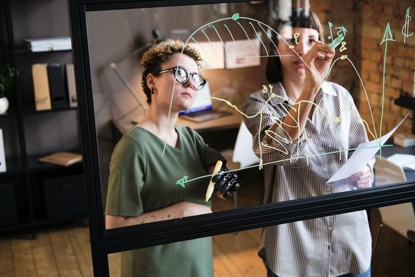 Facteurs d'influence, chiffres clés et avantages : une analyse complète du salaire d'un consultant SEO senior