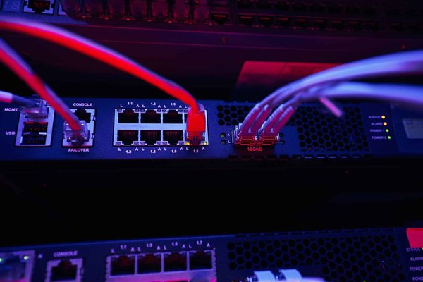 Quelle est la différence entre une baie de brassage traditionnelle et une baie de brassage virtuelle?